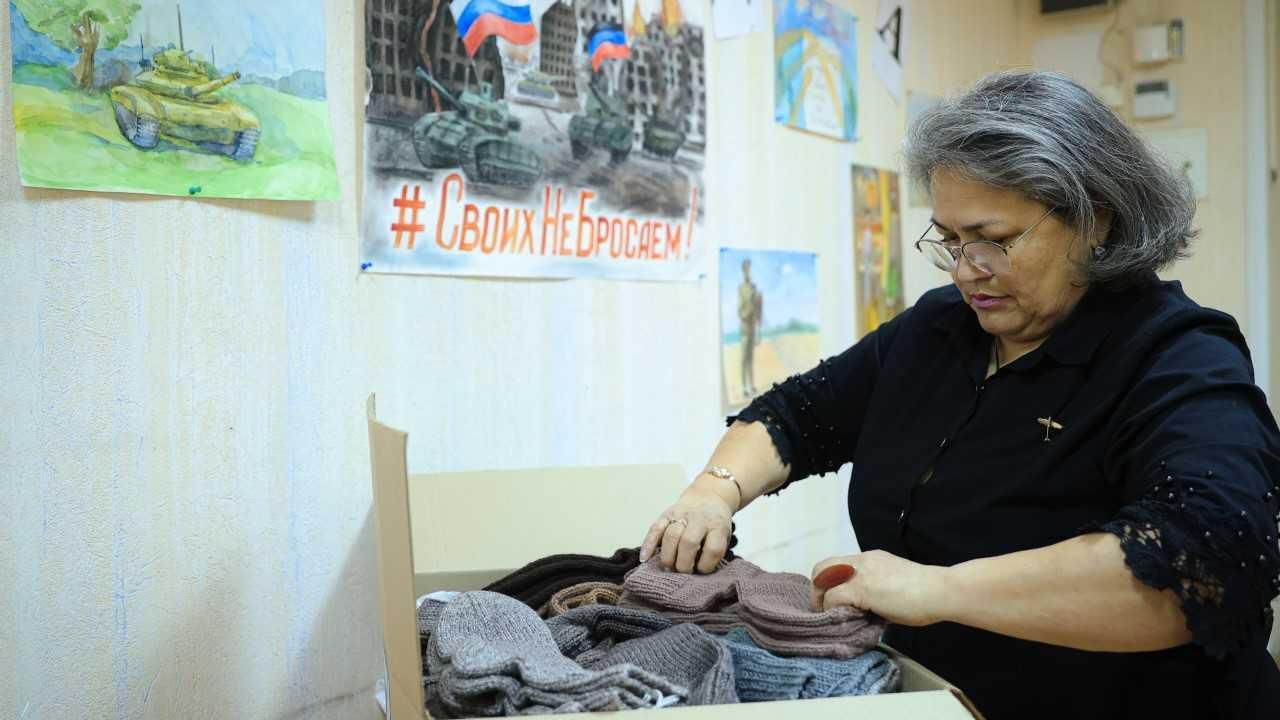 Вдова Героя России из Петербурга упаковывает шерстяные носки, которые она вяжет для бойцов СВО Вдова Героя России из Петербурга упаковывает шерстяные носки, которые она вяжет для бойцов СВО - РИА Новости, 1920, 02.11.2023
