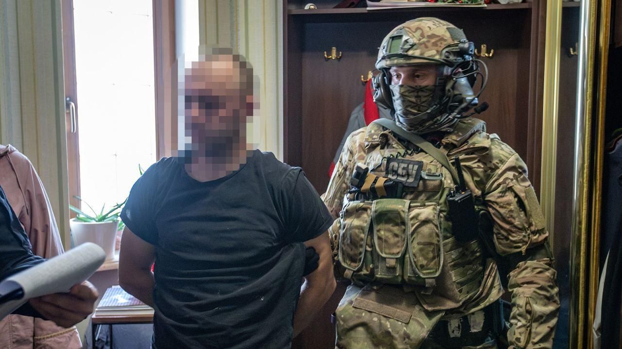 Член секты Аллатра во время задержания сотрудниками СБУ Член секты Аллатра во время задержания сотрудниками СБУ - РИА Новости, 1920, 02.11.2023