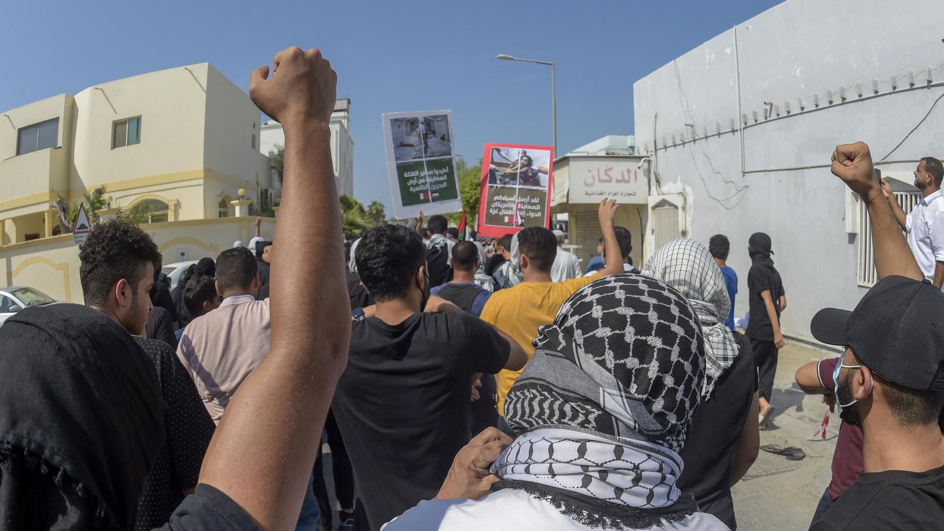Население Бахрейна скандирует лозунги во время митинга в поддержку палестинского народа и осуждения действий Израиля Население Бахрейна скандирует лозунги во время митинга в поддержку палестинского народа и осуждения действий Израиля - РИА Новости, 1920, 02.11.2023
