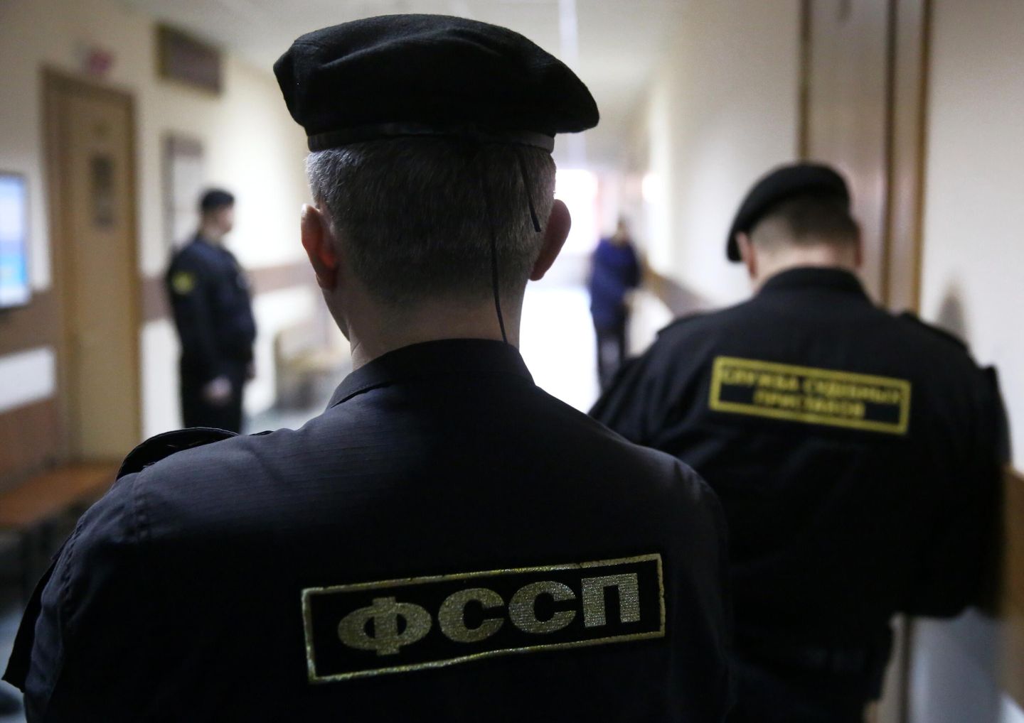 Сотрудники Федеральной службы судебных приставов в здании суда