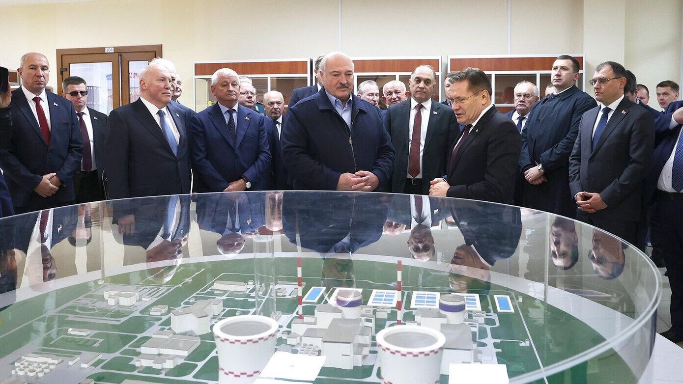 Президент Белоруссии Александр Лукашенко и генеральный директор Росатома Алексей Лихачев на Белорусской АЭС Президент Белоруссии Александр Лукашенко и генеральный директор Росатома Алексей Лихачев на Белорусской АЭС - РИА Новости, 1920, 03.11.2023