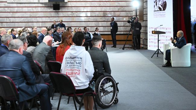Президент РФ Владимир Путин  во время встречи с членами Общественной палаты РФ нового состава в Центральном музее Великой Отечественной войны в Москве