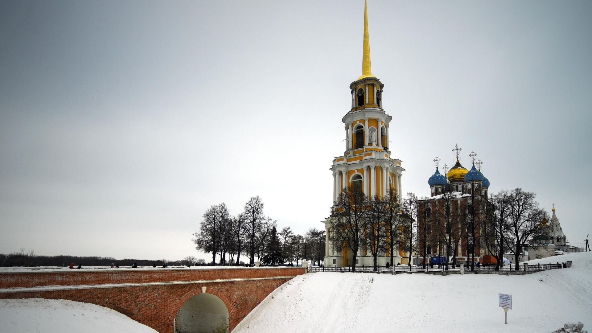 Глебов мост и колокольня Успенского собора Спасо-Преображенского мужского монастыря города Рязани - РИА Новости, 1920, 07.01.2024