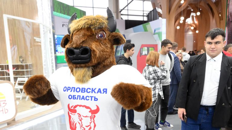 Учатсник выставки на открытии экспозиции выставки Россия Учатсник выставки на открытии экспозиции выставки Россия