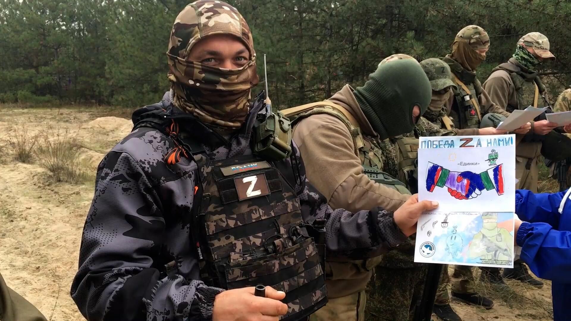 Дошкольники из Энергодара передают российским бойцам рисунки в честь Дня народного единства Дошкольники из Энергодара передают российским бойцам рисунки в честь Дня народного единства - РИА Новости, 1920, 04.11.2023