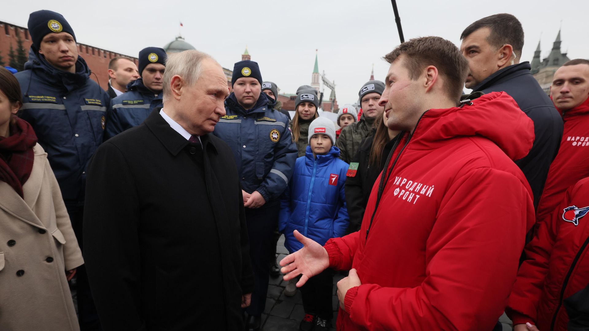 Президент РФ Владимир Путин общается с представителем Общероссийского народного фронта после церемонии возложения цветов к памятнику Кузьме Минину и Дмитрию Пожарскому Президент РФ Владимир Путин общается с представителем Общероссийского народного фронта после церемонии возложения цветов к памятнику Кузьме Минину и Дмитрию Пожарскому - РИА Новости, 1920, 04.11.2023