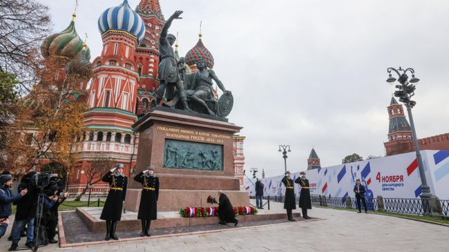 Президент РФ Владимир Путин на церемонии возложения цветов к памятнику Кузьме Минину и Дмитрию Пожарскому на Красной площади в День народного единства