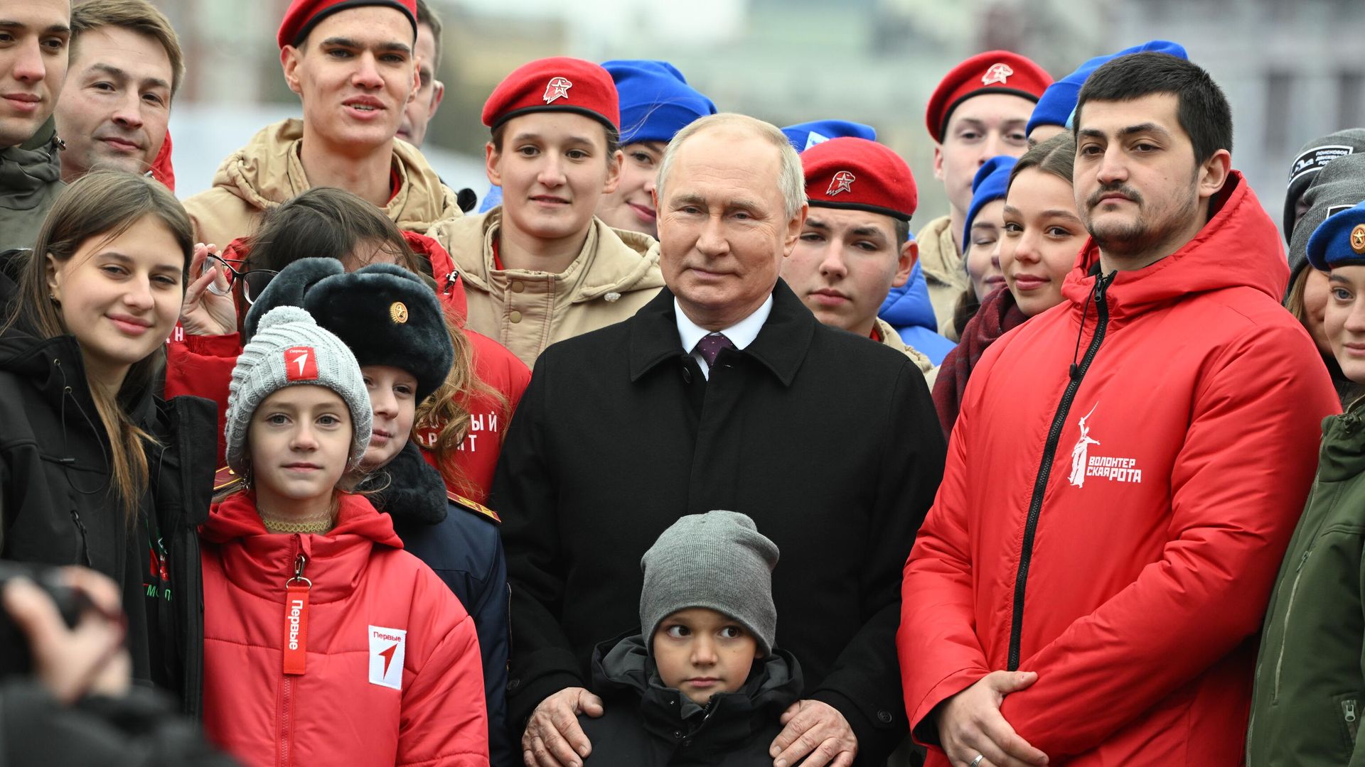 Президент РФ Владимир Путин фотографируется с волонтерами, участниками поисковых движений и детьми погибших героев специальной военной операции (СВО) после церемонии возложения цветов к памятнику Кузьме Минину и Дмитрию Пожарскому Президент РФ Владимир Путин фотографируется с волонтерами, участниками поисковых движений и детьми погибших героев специальной военной операции (СВО) после церемонии возложения цветов к памятнику Кузьме Минину и Дмитрию Пожарскому - РИА Новости, 1920, 04.11.2023