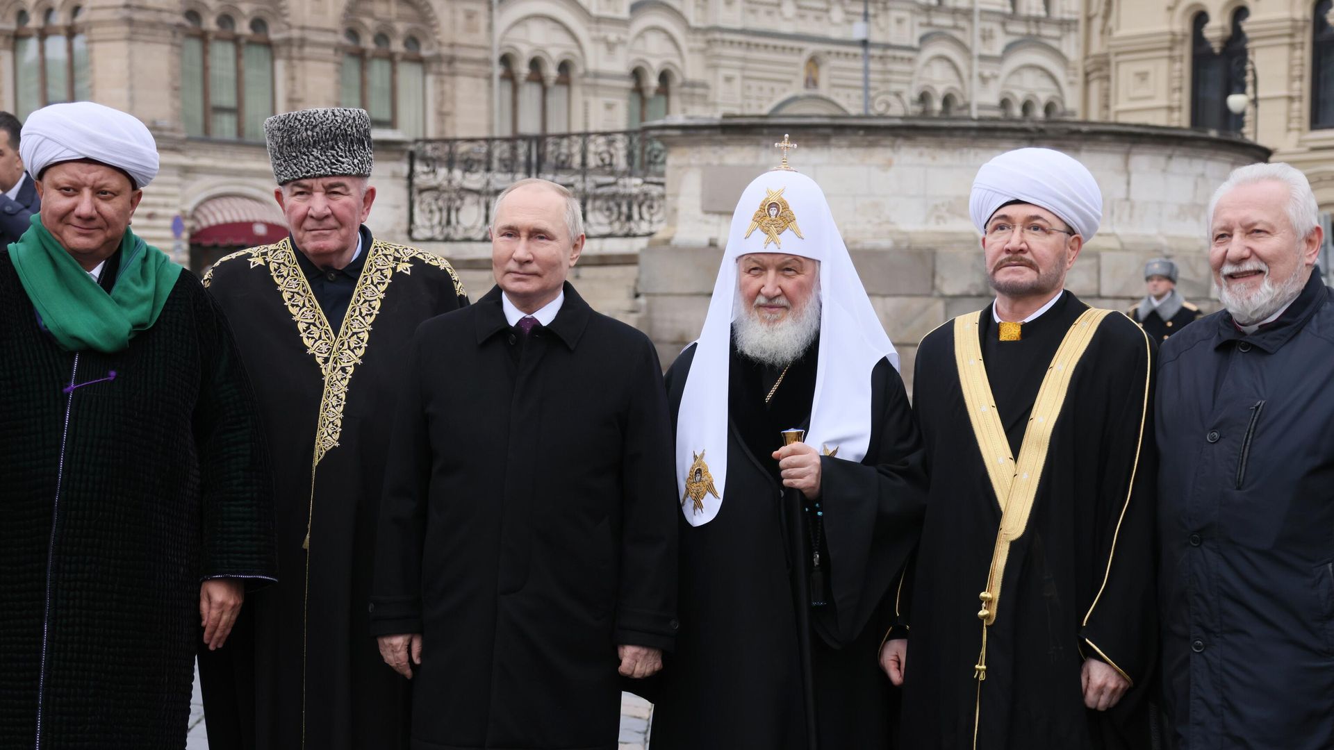 Президент РФ Владимир Путин и главы религиозных конфессий фотографируются после церемонии возложения цветов к памятнику Кузьме Минину и Дмитрию Пожарскому на Красной площади Президент РФ Владимир Путин и главы религиозных конфессий фотографируются после церемонии возложения цветов к памятнику Кузьме Минину и Дмитрию Пожарскому на Красной площади - РИА Новости, 1920, 04.11.2023