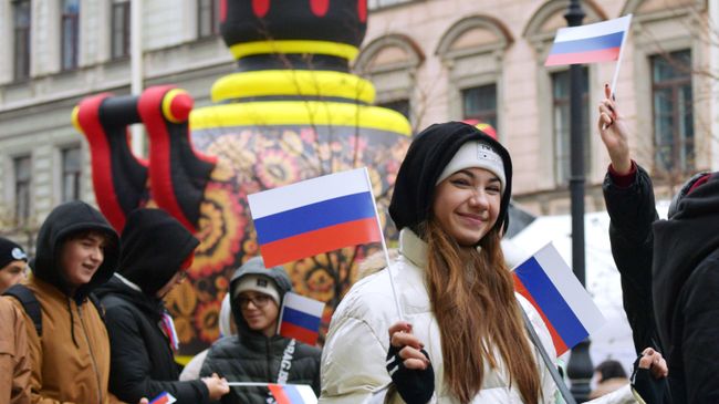 Участники празднования Дня народного единства в Санкт-Петербурге