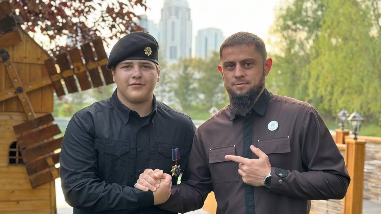 Адам Кадыров и министр Чечни по национальной политике, внешним связям, печати и информации Ахмед Дудаев Адам Кадыров и министр Чечни по национальной политике, внешним связям, печати и информации Ахмед Дудаев - РИА Новости, 1920, 05.11.2023