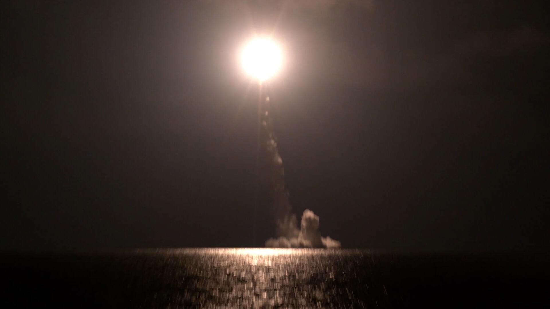 Испытательный пуск баллистической ракеты морского базирования Булава Испытательный пуск баллистической ракеты морского базирования Булава - РИА Новости, 1920, 05.11.2023