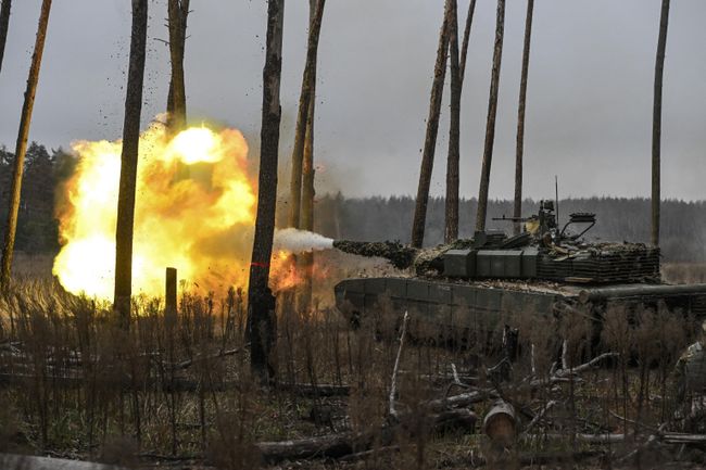 Танк Т-80 ВС РФ на огневой позиции на Краснолиманском направлении спецоперации