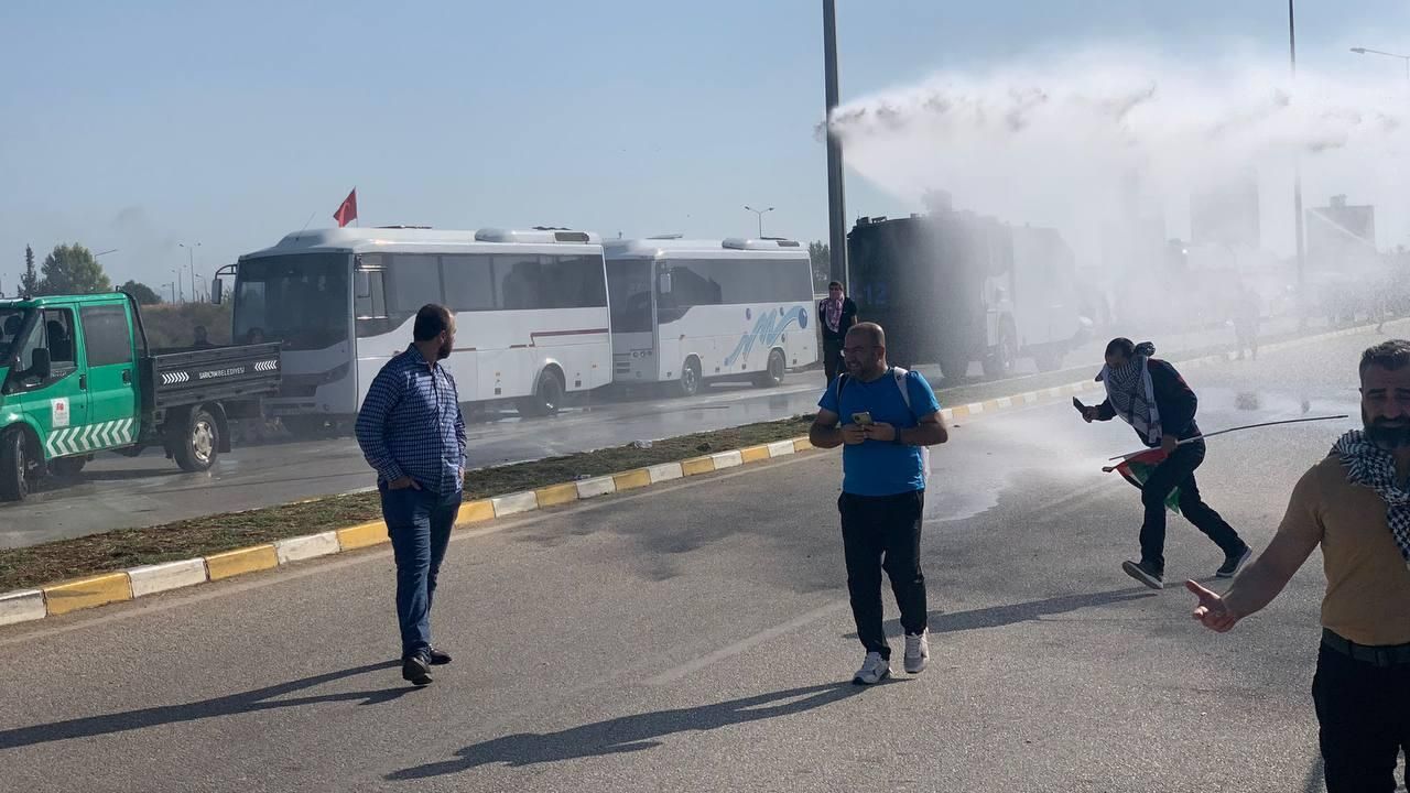 В Турции применили водометы против попытавшихся проникнуть на базу США В Турции применили водометы против попытавшихся проникнуть на базу США - РИА Новости, 1920, 05.11.2023