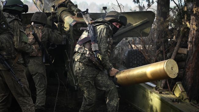 Военнослужащий ВС РФ несет гильзу от 152-мм пушки 2А3б Гиацинт-Б Военнослужащий ВС РФ несет гильзу от 152-мм пушки 2А3б Гиацинт-Б