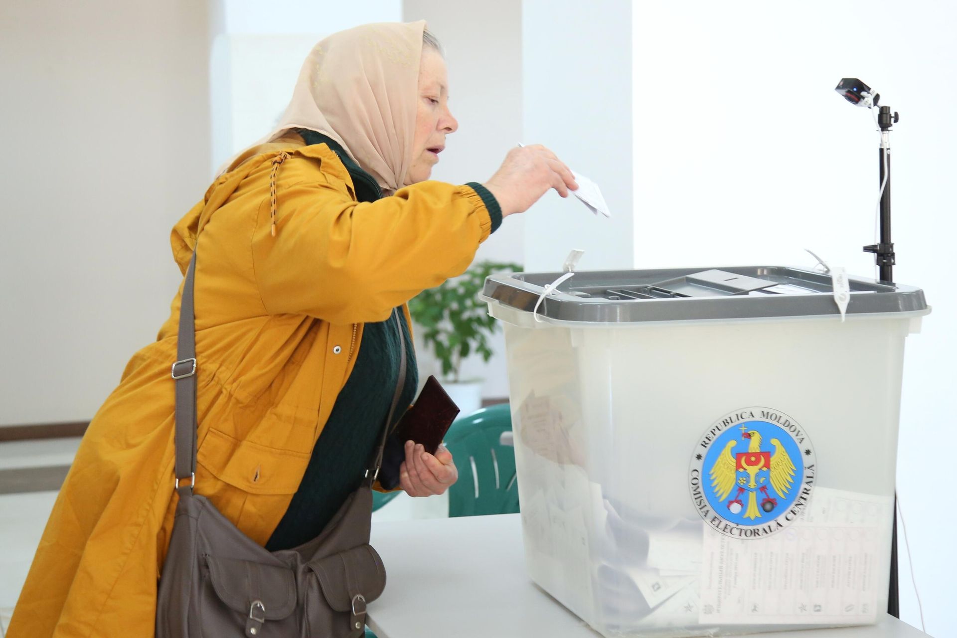 Женщина голосует на избирательном участке в городе Комрат Женщина голосует на избирательном участке в городе Комрат - РИА Новости, 1920, 18.10.2024