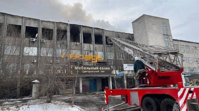 Сотрудники МЧС РФ во время ликвидации возгорания торгового центра Гвоздь в Улан-Удэ Сотрудники МЧС РФ во время ликвидации возгорания торгового центра Гвоздь в Улан-Удэ
