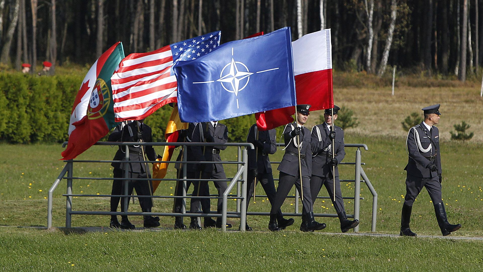 Военнослужащие с флагами США, НАТО и Польши на авиабазе в Ласке Военнослужащие с флагами США, НАТО и Польши на авиабазе в Ласке - РИА Новости, 1920, 22.09.2025