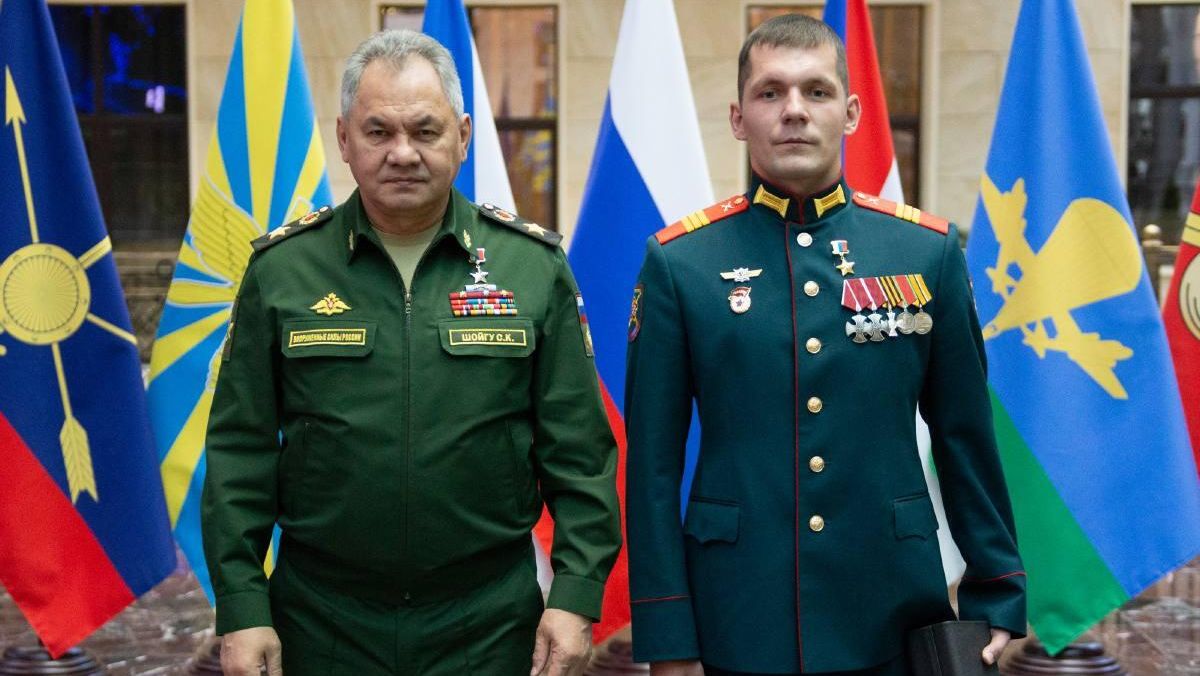Житель Липецкой области Юрий Щербаков, командующий отделением противотанковых управляемых ракет в зоне СВО, после присвоения ему звания Героя России Житель Липецкой области Юрий Щербаков, командующий отделением противотанковых управляемых ракет в зоне СВО, после присвоения ему звания Героя России - РИА Новости, 1920, 07.11.2023