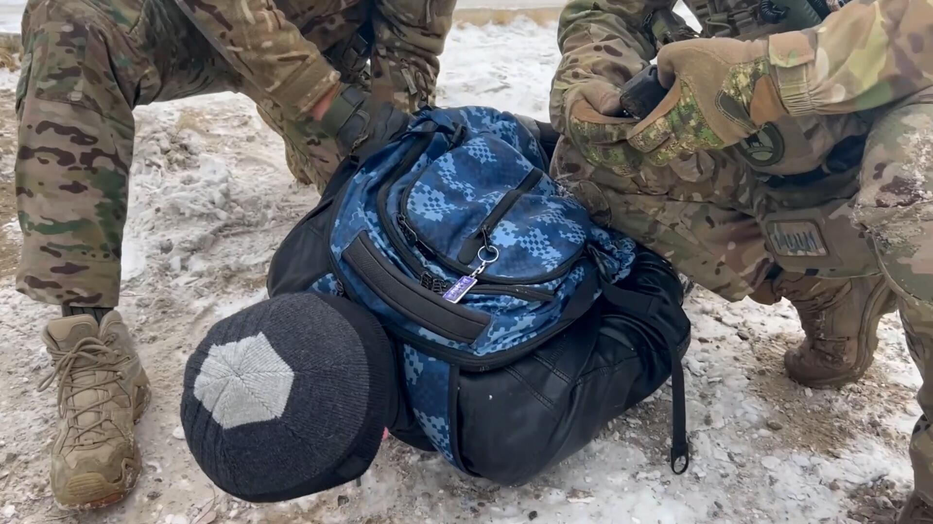 Задержание пособника украинской разведки в Бурятии. Видео ФСБ России Задержание пособника украинской разведки в Бурятии. Видео ФСБ России - РИА Новости, 1920, 08.11.2023