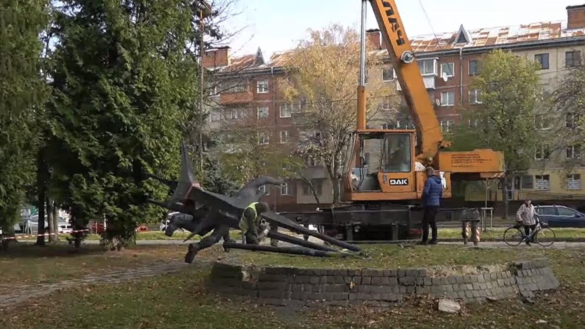 Снос памятника женщине-космонавту во Львове, Украина. Кадр трансляции - РИА Новости, 1920, 08.11.2023