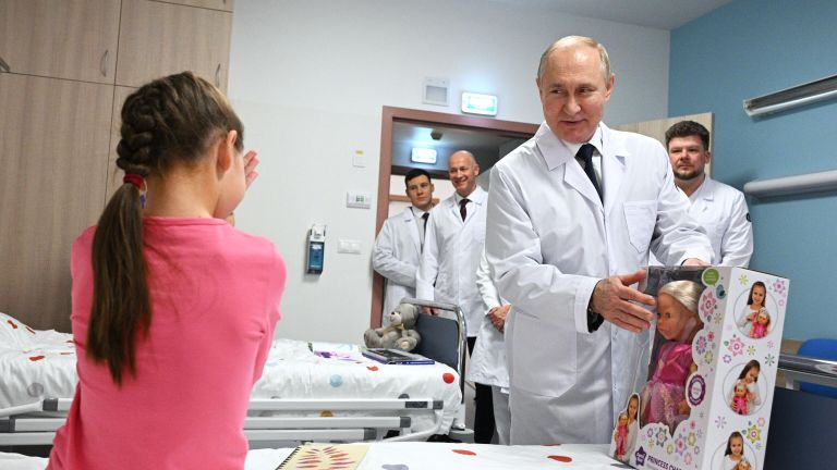 Президент России Владимир Путин во время посещения детского гематологического центра имени Димы Рогачева в Москве Президент России Владимир Путин во время посещения детского гематологического центра имени Димы Рогачева в Москве