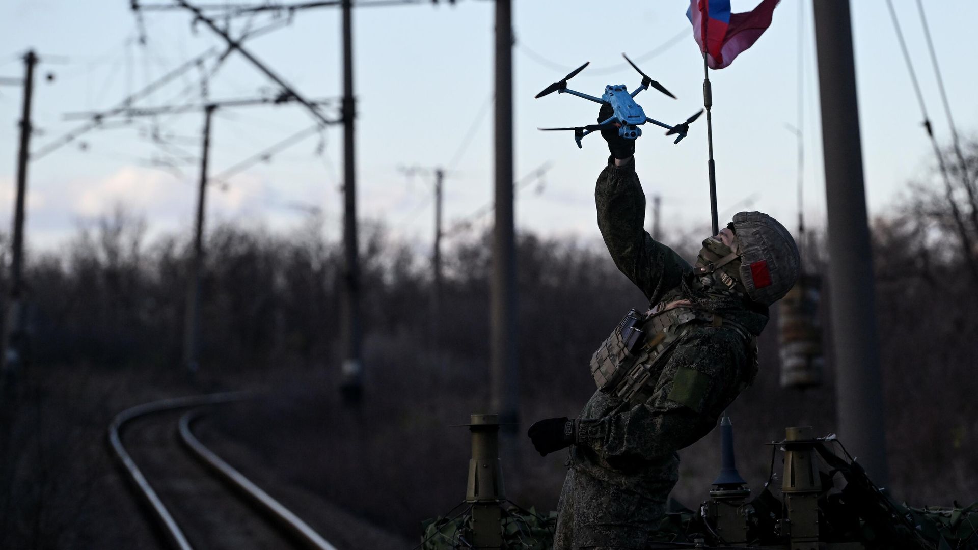 Российский военнослужащий запускает коптер на Краснолиманском направлении Российский военнослужащий запускает коптер на Краснолиманском направлении - РИА Новости, 1920, 11.01.2024