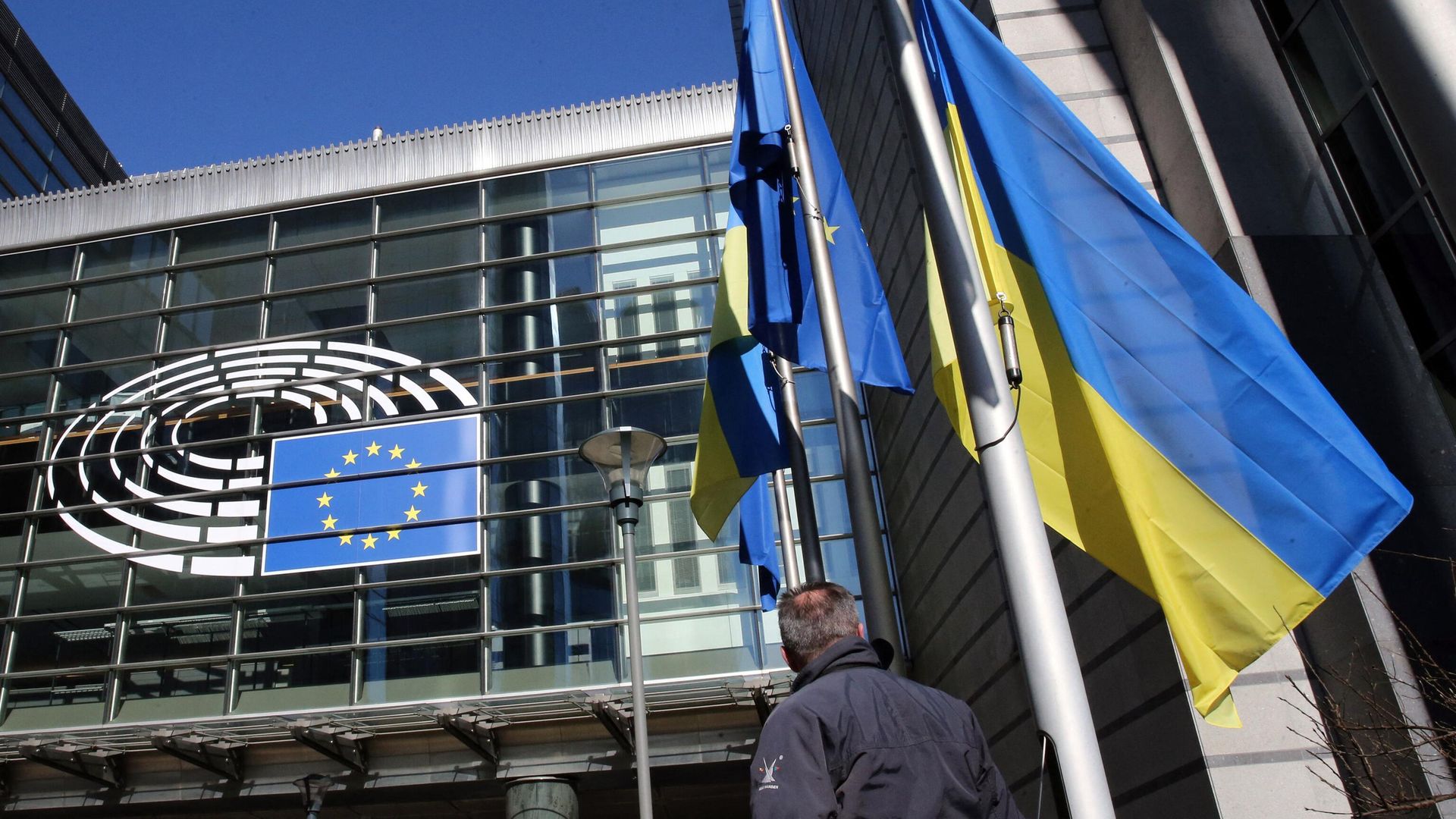 Флаг Украины возле здания Европейского парламента в Брюсселе Флаг Украины возле здания Европейского парламента в Брюсселе - РИА Новости, 1920, 08.11.2023