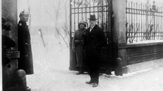 Судья Георг Найтхардт перед заседанием суда над Адольфом Гитлером по делу о пивном путче. Март 1924 года Судья Георг Найтхардт перед заседанием суда над Адольфом Гитлером по делу о пивном путче. Март 1924 года
