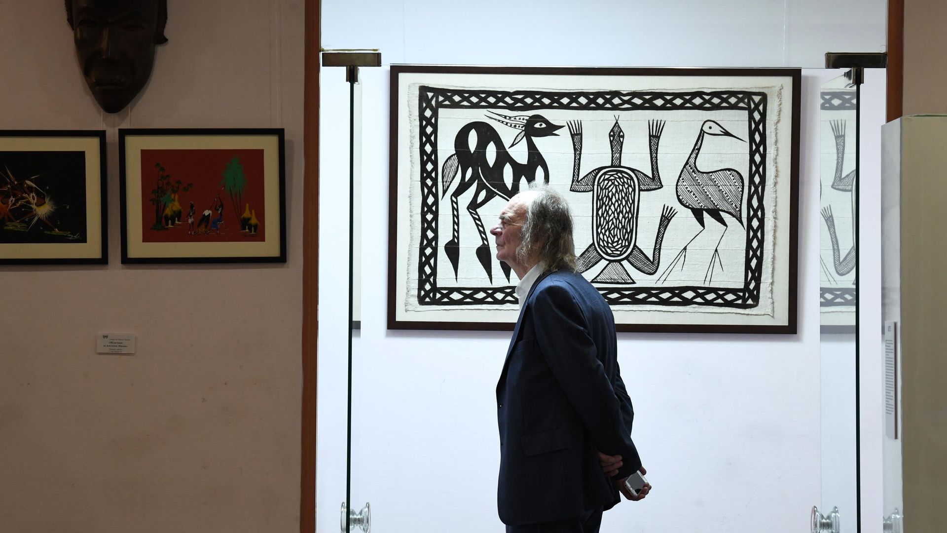 Посетитель на выставке Африка. Любовь с первого взгляда в Галерее на Чистых прудах в Москве Посетитель на выставке Африка. Любовь с первого взгляда в Галерее на Чистых прудах в Москве - РИА Новости, 1920, 08.11.2023