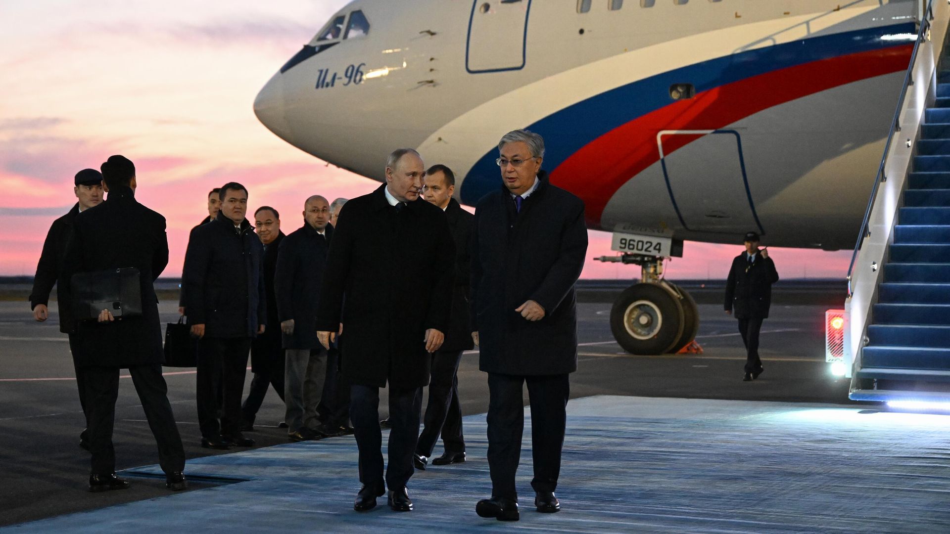 Президент РФ Владимир Путин и президент Республики Казахстан Касым-Жомарт Токаев в аэропорту Астаны Президент РФ Владимир Путин и президент Республики Казахстан Касым-Жомарт Токаев в аэропорту Астаны - РИА Новости, 1920, 09.11.2023