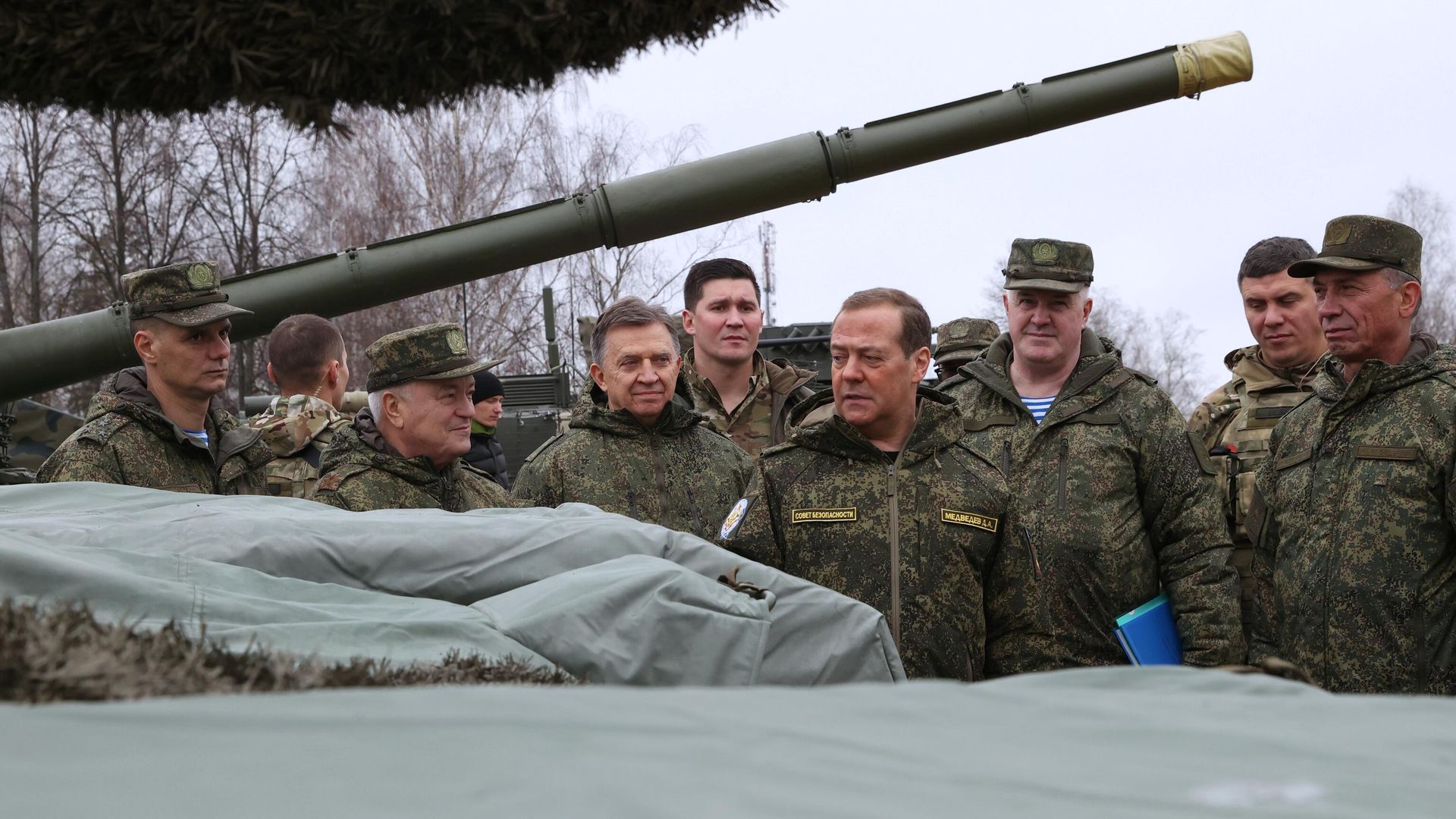 Заместитель председателя Совета безопасности РФ Дмитрий Медведев во время посещения полигона Алабино в Московской области Заместитель председателя Совета безопасности РФ Дмитрий Медведев во время посещения полигона Алабино в Московской области - РИА Новости, 1920, 09.11.2023