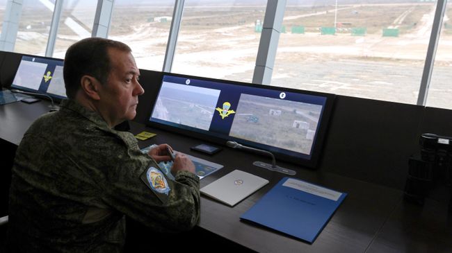 Заместитель председателя Совета безопасности РФ Дмитрий Медведев во время посещения полигона Алабино в Московской области
