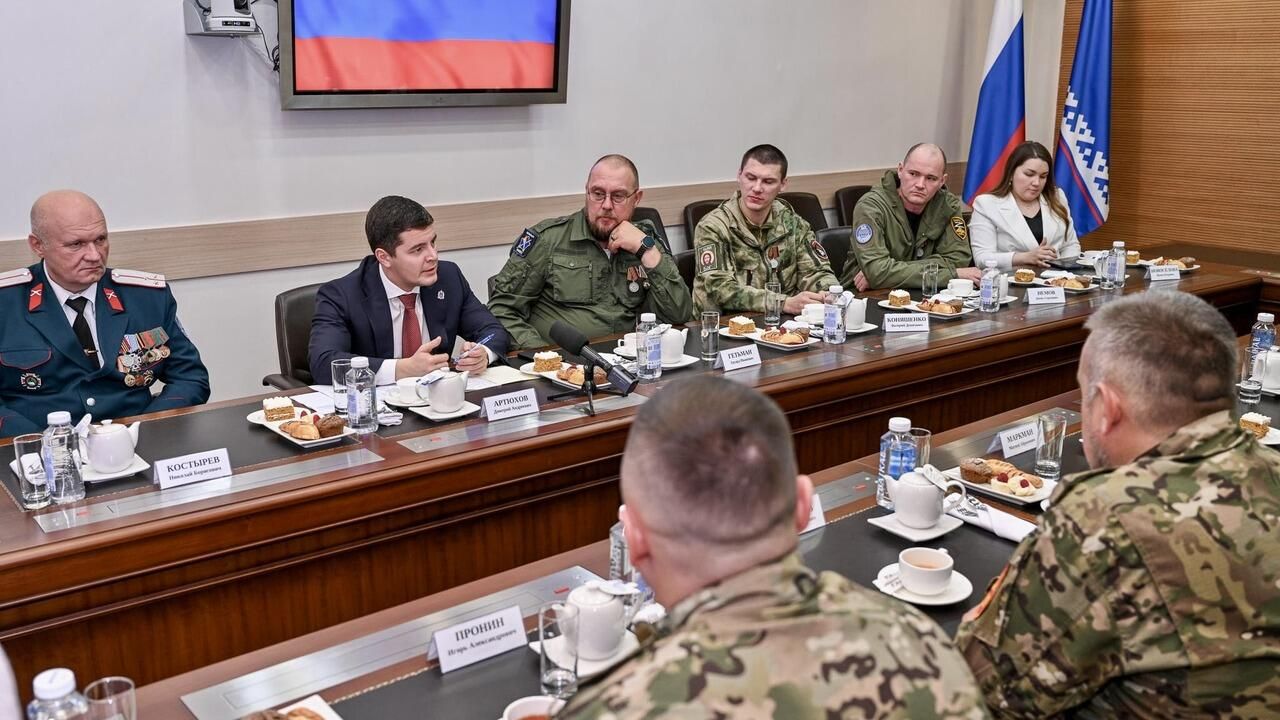 Губернатор Ямало-Ненецкого автономного округа Дмитрий Артюхов во время встречи с военнослужащими Губернатор Ямало-Ненецкого автономного округа Дмитрий Артюхов во время встречи с военнослужащими - РИА Новости, 1920, 09.11.2023
