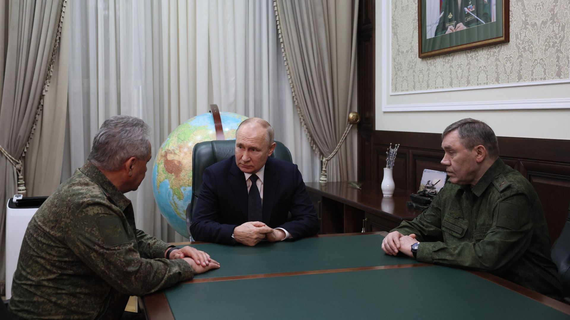 Президент РФ Владимир Путин, министр обороны РФ Сергей Шойгу и начальник Генерального штаба Вооруженных сил РФ - первый заместитель министра обороны РФ Валерий Герасимов - РИА Новости, 1920, 18.12.2023
