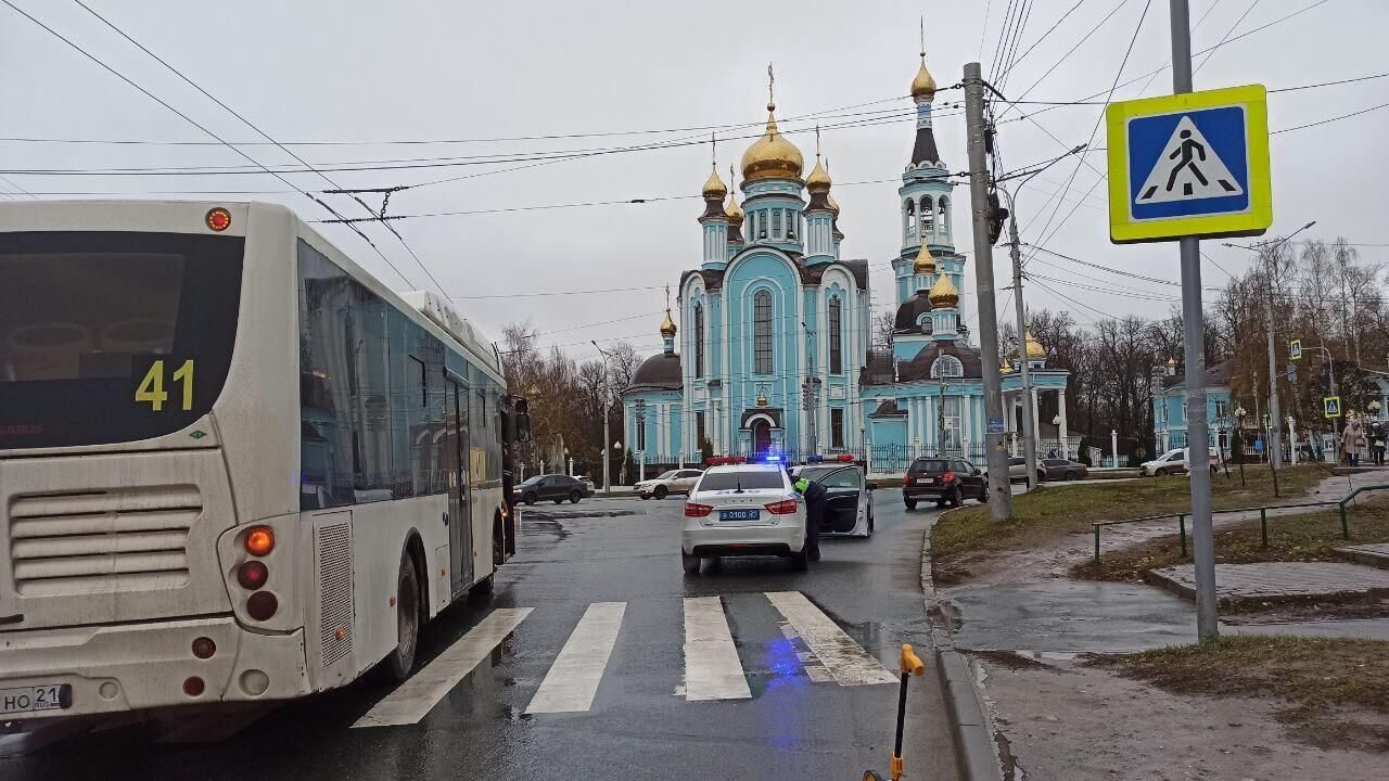 Место происшествия, где автобус сбил третьеклассника на пешеходном переходе в Чебоксарах. 10 ноября 2023 Место происшествия, где автобус сбил третьеклассника на пешеходном переходе в Чебоксарах. 10 ноября 2023 - РИА Новости, 1920, 10.11.2023