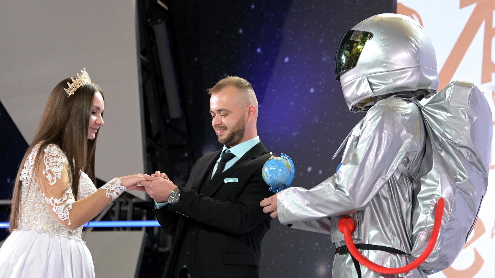 Работники АО ЦЭНКИ — КЦ Восточный Алена Кузьмина и Александр Андрейченко во время церемонии бракосочетания в павильоне ВДНХ Космонавтика и авиация Работники АО ЦЭНКИ — КЦ Восточный Алена Кузьмина и Александр Андрейченко во время церемонии бракосочетания в павильоне ВДНХ Космонавтика и авиация - РИА Новости, 1920, 10.11.2023