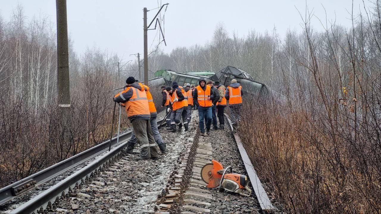Железнодорожники проводят восстановительные работы на месте схода вагонов поезда в Рязанской области. 11 ноября 2023 - РИА Новости, 1920, 11.11.2023