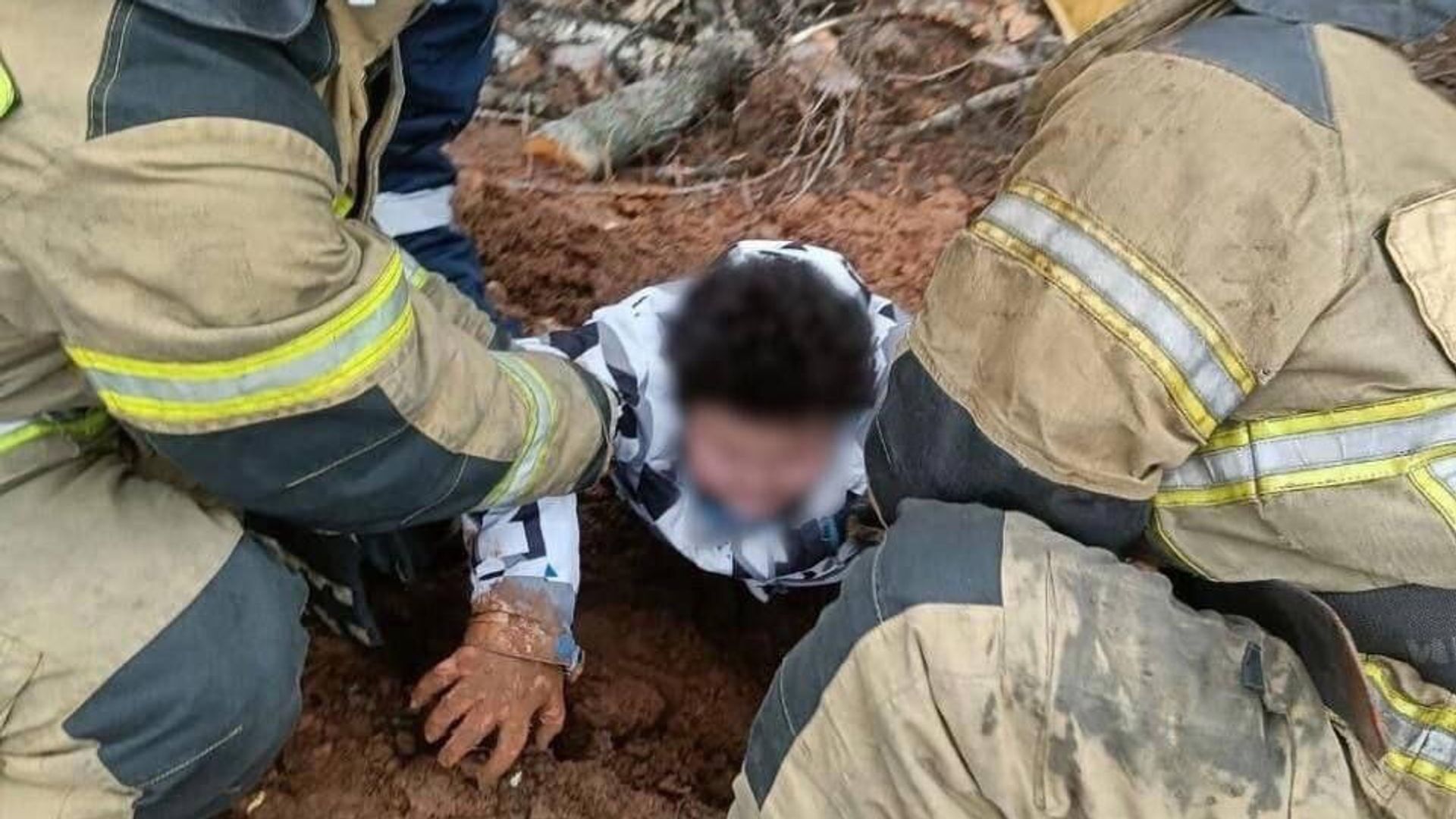 Спасатели вытаскивают застрявшего подростка в Ижевске Спасатели вытаскивают застрявшего подростка в Ижевске - РИА Новости, 1920, 12.11.2023