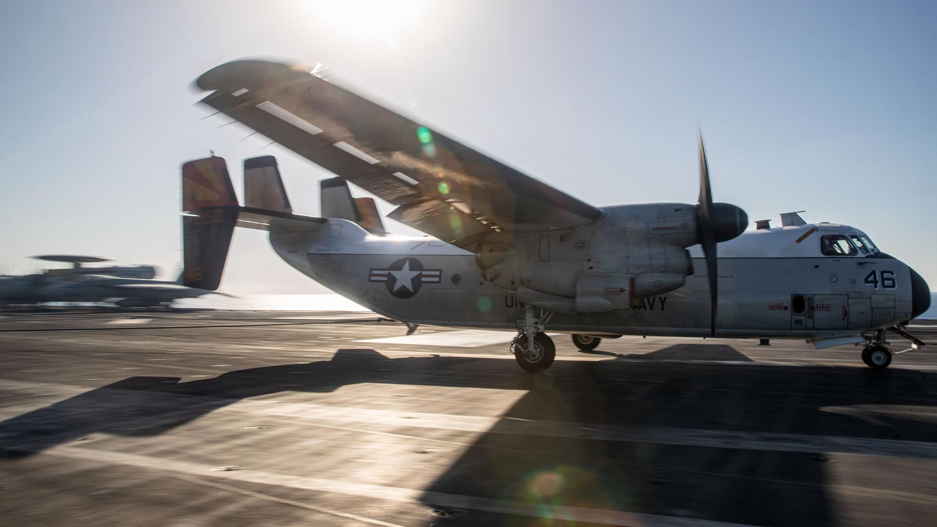 Американский военно-транспортный самолет C-2A Greyhound на палубе авианосца USS Gerald R. Ford в восточной части Средиземного моря Американский военно-транспортный самолет C-2A Greyhound на палубе авианосца USS Gerald R. Ford в восточной части Средиземного моря - РИА Новости, 1920, 12.11.2023