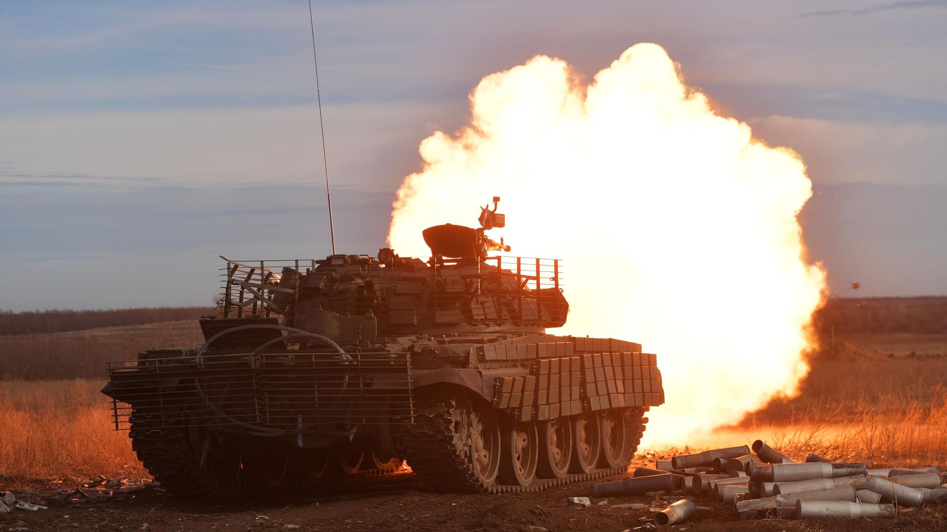 Боевая стрельба экипажа модернизированного танка Т-62 в зоне проведения спецоперации Боевая стрельба экипажа модернизированного танка Т-62 в зоне проведения спецоперации - РИА Новости, 1920, 15.04.2024