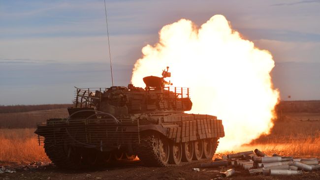 Боевая стрельба экипажа модернизированного танка в зоне СВО