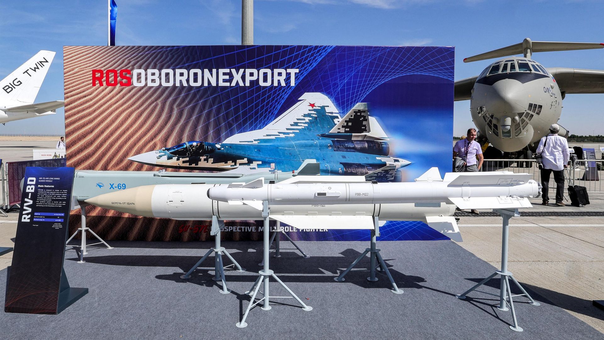 Стенд АО Рособоронэкспорт на авиашоу Dubai Airshow 2023. 13 ноября 2023 Стенд АО Рособоронэкспорт на авиашоу Dubai Airshow 2023. 13 ноября 2023 - РИА Новости, 1920, 13.11.2023