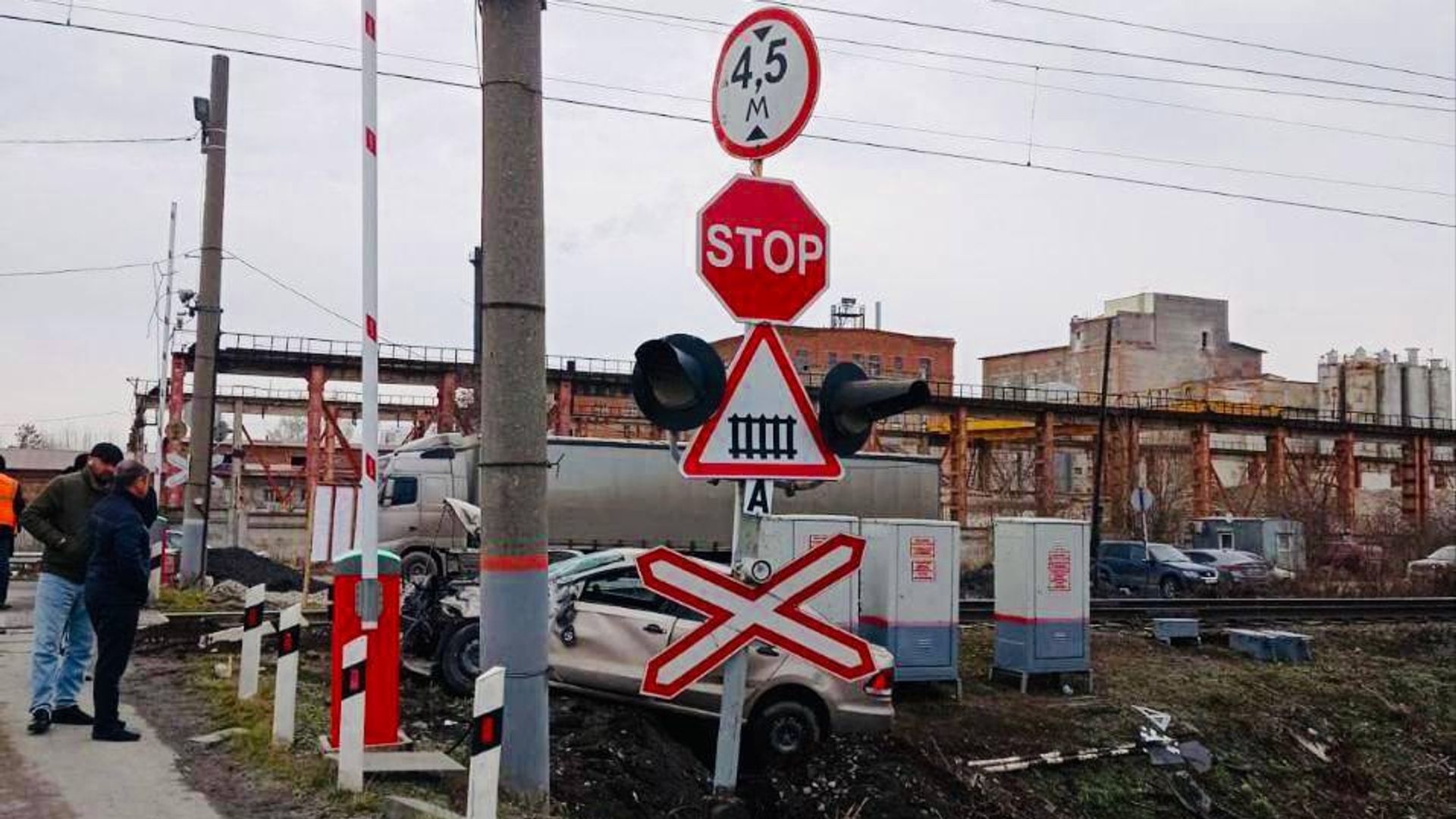 На месте столкновения электропоезда с легковым автомобилем в Свердловской области На месте столкновения электропоезда с легковым автомобилем в Свердловской области - РИА Новости, 1920, 14.02.2024