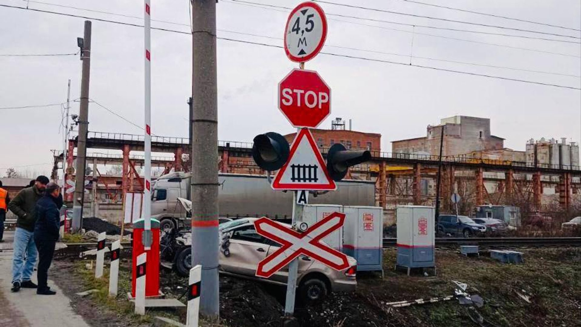 На месте столкновения электропоезда с легковым автомобилем в Свердловской области - РИА Новости, 1920, 14.02.2024