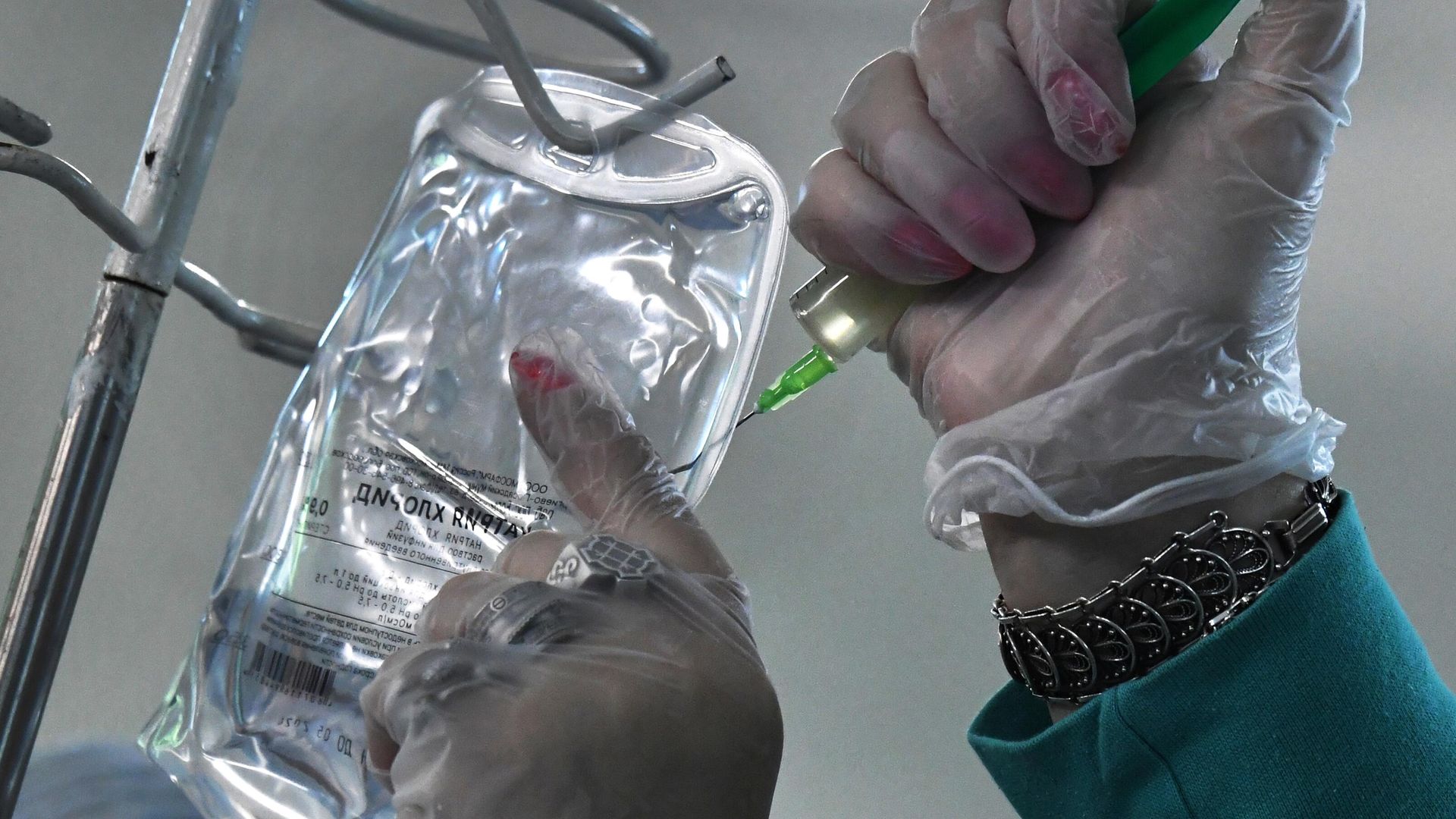 Медицинский сотрудник вводит лекарство в капельницу - РИА Новости, 1920, 01.03.2024