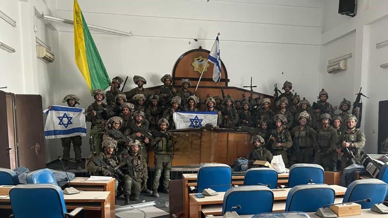 Израильские военные в парламенте Газы Израильские военные в парламенте Газы - РИА Новости, 1920, 13.11.2023