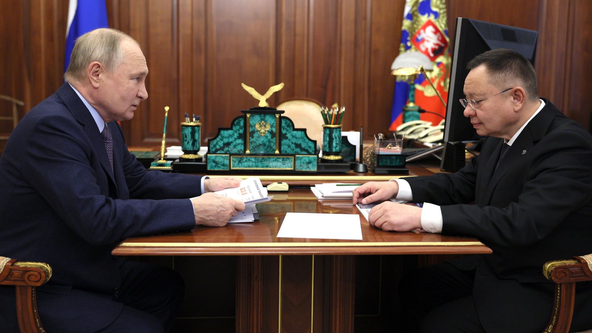 Президент РФ Владимир Путин и министр строительства и жилищно-коммунального хозяйства РФ Ирек Файзуллин во время встречи Президент РФ Владимир Путин и министр строительства и жилищно-коммунального хозяйства РФ Ирек Файзуллин во время встречи - РИА Новости, 1920, 14.11.2023