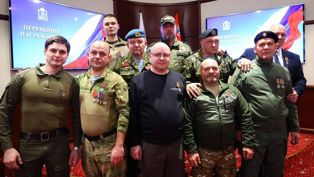 Бойцы из отряда Барс после вручения им губернатором Московской области Андреем Воробьевым медалей За храбрость II степени. 14 ноября 2023 Бойцы из отряда Барс после вручения им губернатором Московской области Андреем Воробьевым медалей За храбрость II степени. 14 ноября 2023 - РИА Новости, 1920, 14.11.2023
