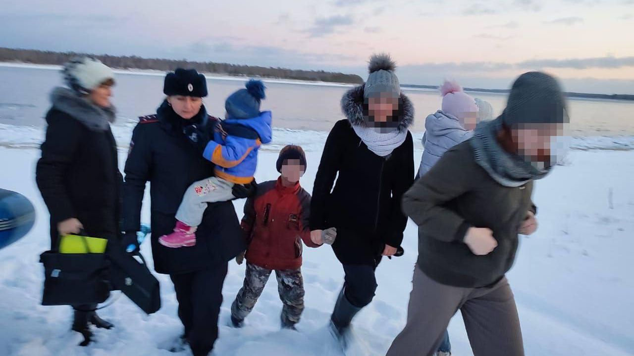 Спасатели совместно с полицией вывозят восьмерых детей из дома в поселке в Енисейском районе Красноярского края Спасатели совместно с полицией вывозят восьмерых детей из дома в поселке в Енисейском районе Красноярского края - РИА Новости, 1920, 15.11.2023